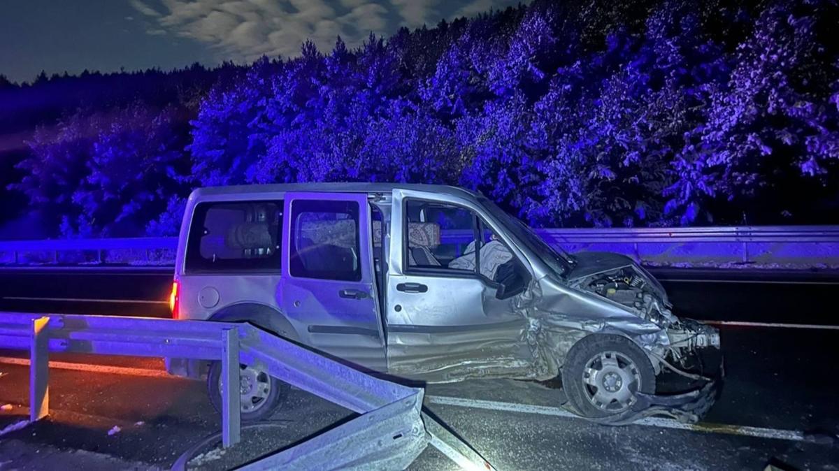 Ardahan'da karla kaplı yolda araç kayarak bariyere çarptı.