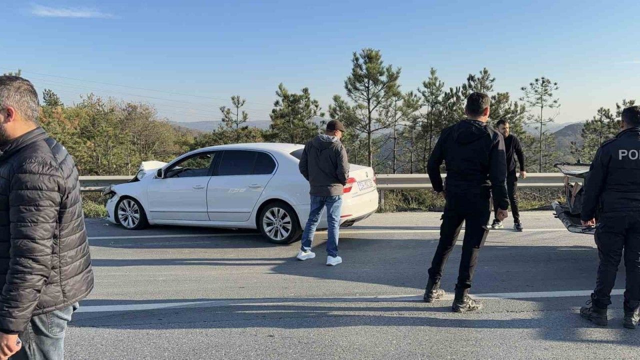 Arnavutköy'de zincirleme kaza: Kamyonet devrilince vatandaşlar mahsur kalan sürücüyü kurtardı.