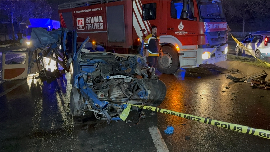 Başakşehir'de ardışık trafik kazası: 2 ölü, 5 yaralı