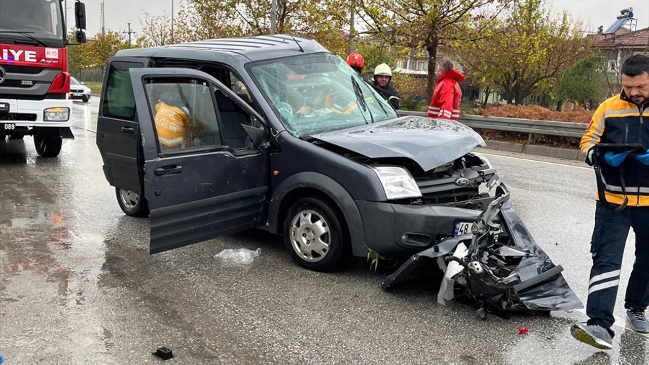 Denizli Honaz'da kamyon ile hafif ticari aracın çarpıştığı kazada 1 kişi hayatını kaybetti, 1 kişi yaralandı.