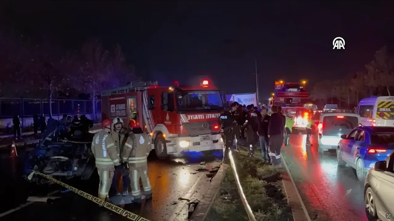 İstanbul Başakşehir'de beton mikserinin karıştığı trafik kazasında 2 kişi hayatını kaybetti, 5 kişi yaralandı.