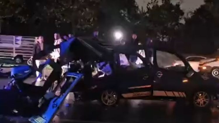 İstanbul'da ardışık trafik kazası: 2 kişi hayatını kaybetti, 6 kişi yaralandı.