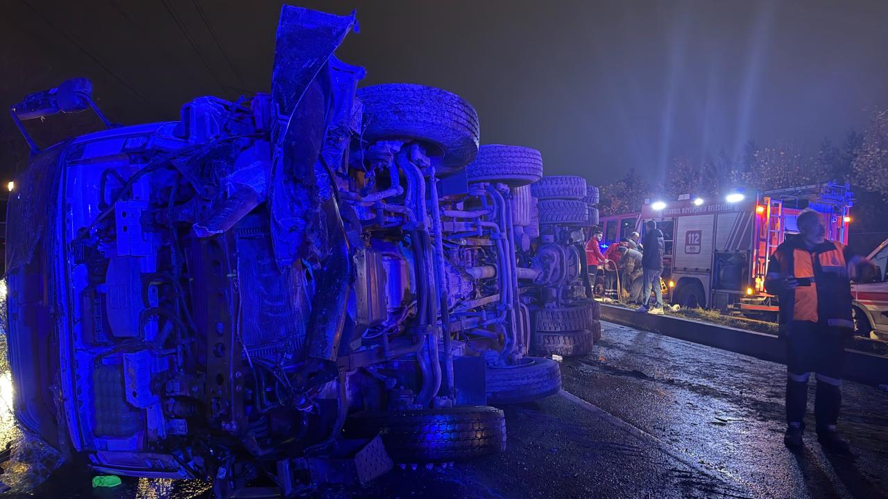 İstanbul'da ardışık trafik kazası: Ölü ve yaralılar bulunuyor