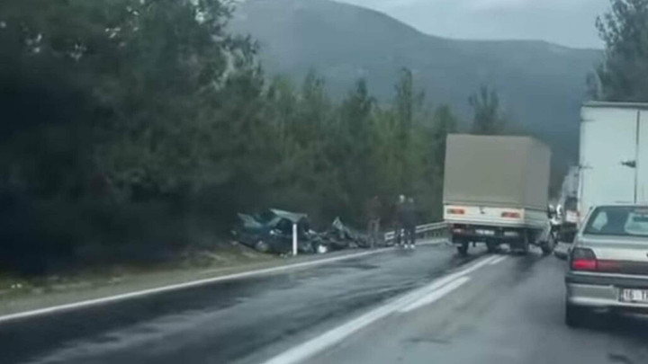 İzmir'de korkunç kaza: Otomobil ile kamyonet çarpıştı, 2 ölü ve 2 yaralı var.