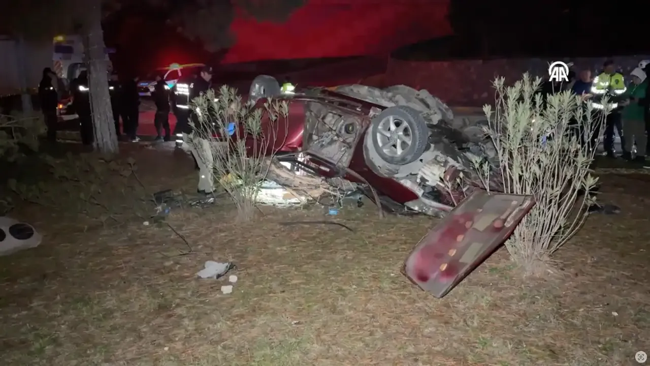 Karabük'te trafik kazasında araç refüje devrildi, 1 kişi hayatını kaybetti.