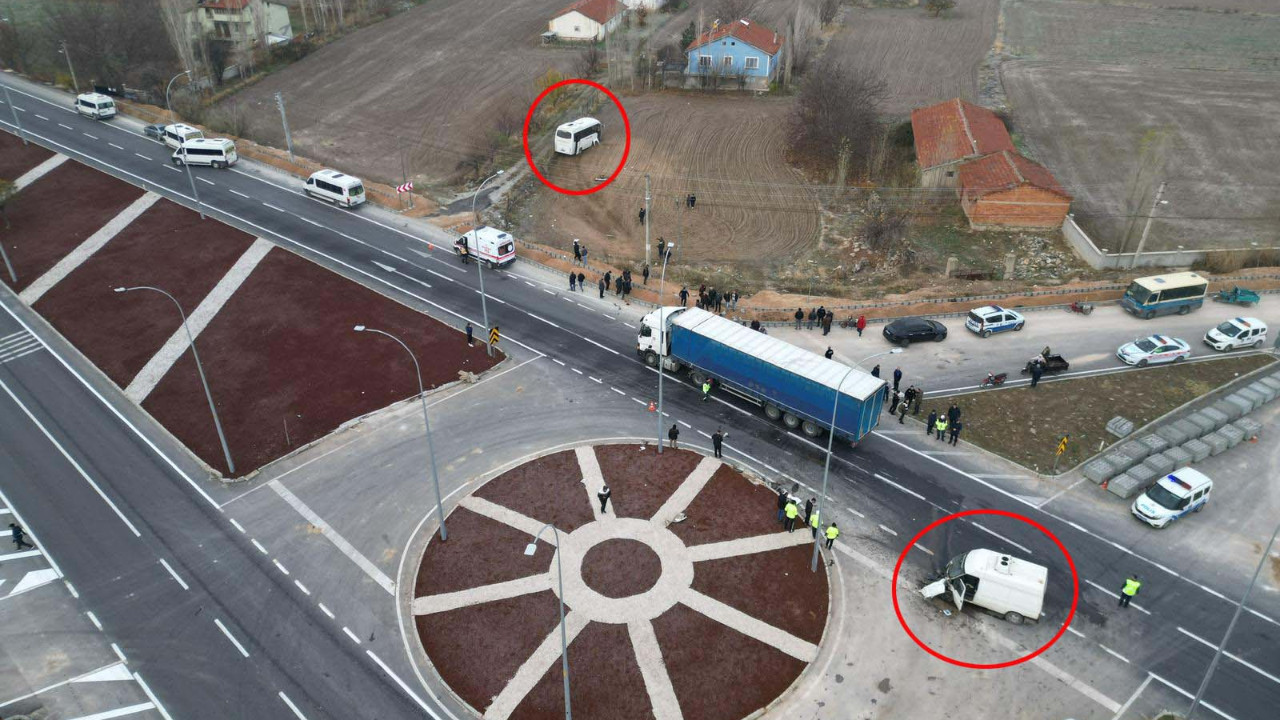 Kavşakta korkunç kaza: Okul servisi tarlaya devrildi, 17 kişi yaralandı.