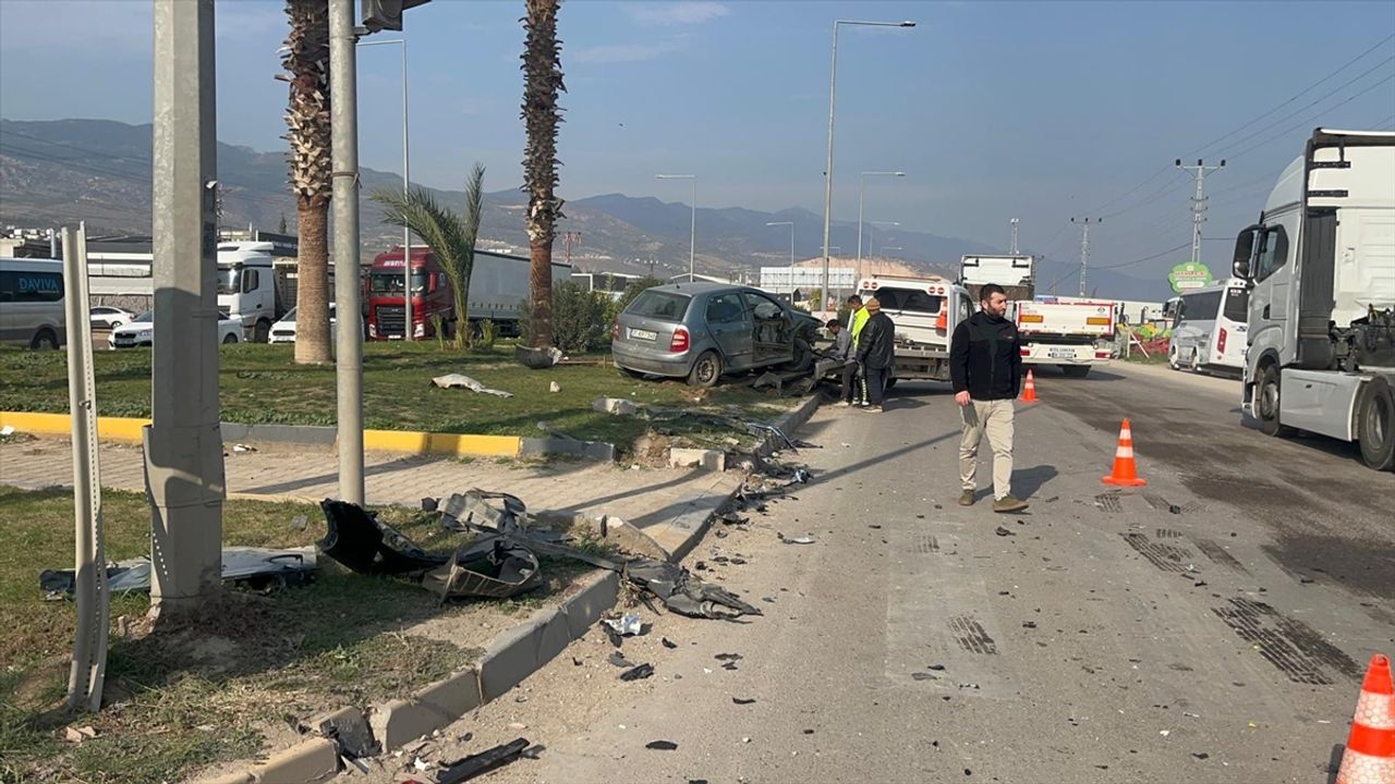 Kırıkhan'da gerçekleşen trafik kazasında 1'i ağır 5 kişi yaralandı.