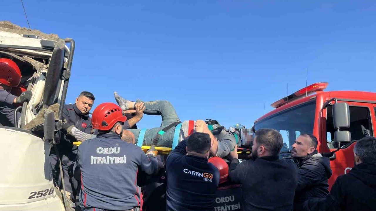 Tır ile kamyon çarpıştı, kamyon sürücüsü kurtarıldı.