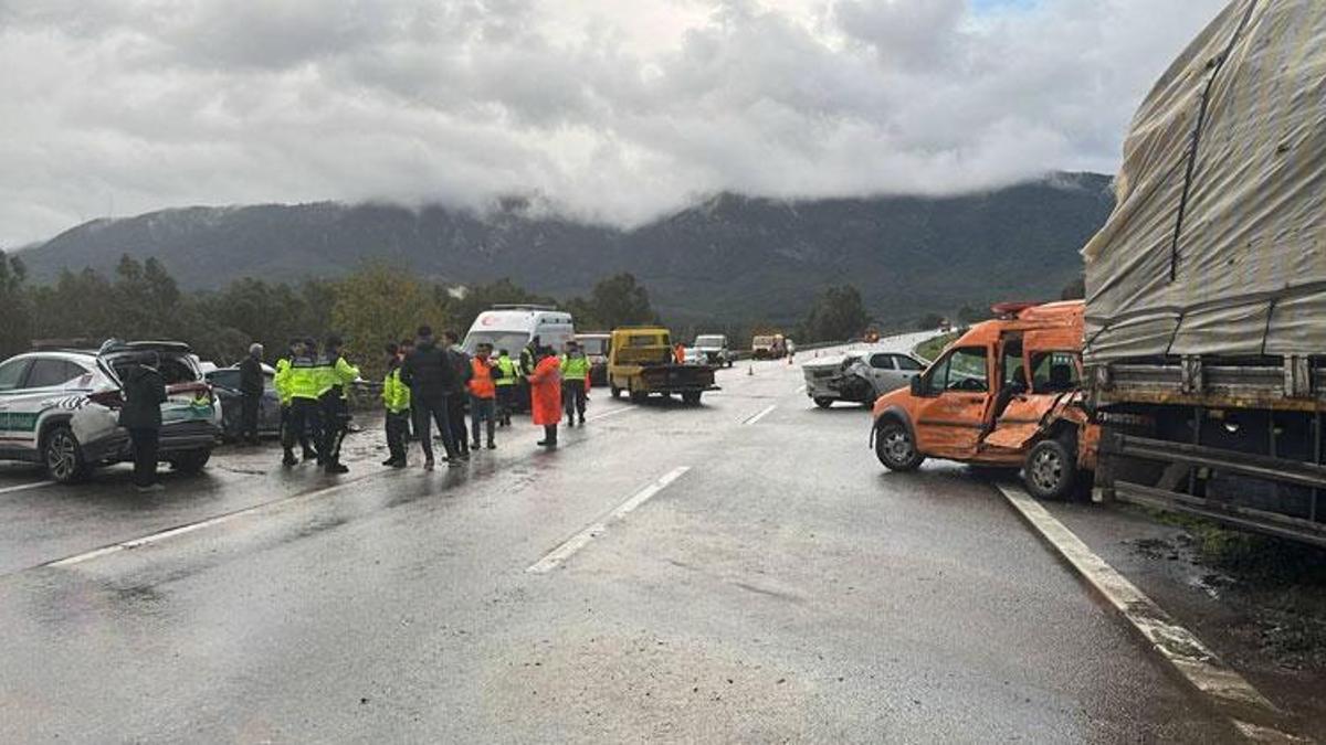 Tire'de zincirleme kaza: 2 jandarma dahil 4 yaralı