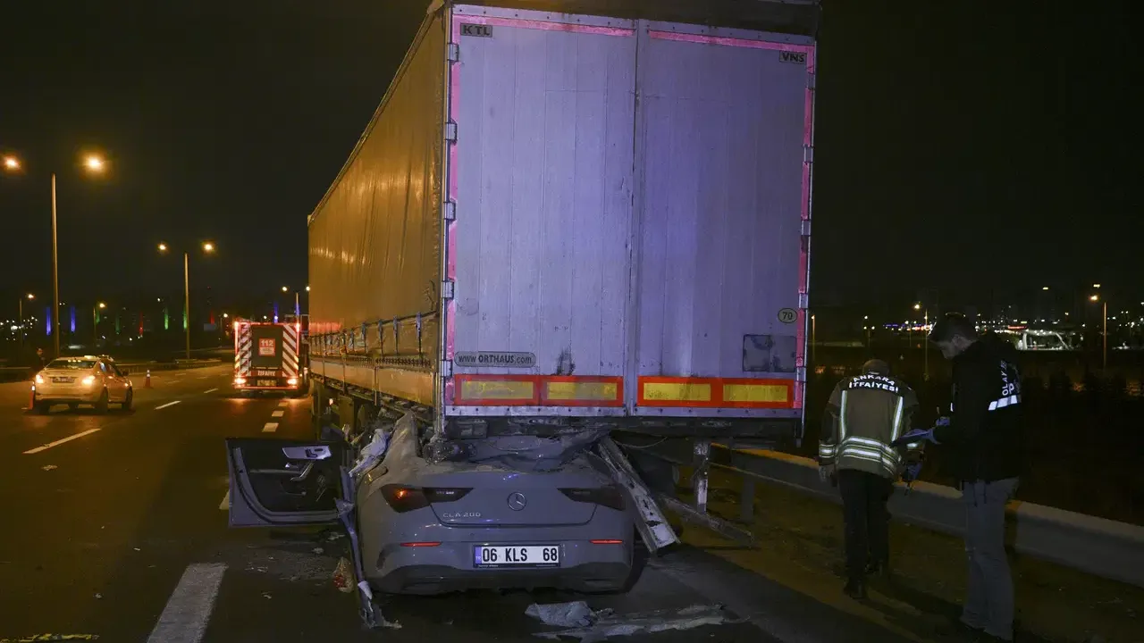 Ankara'da kaza yapan araçta iki kişi vefat etti.