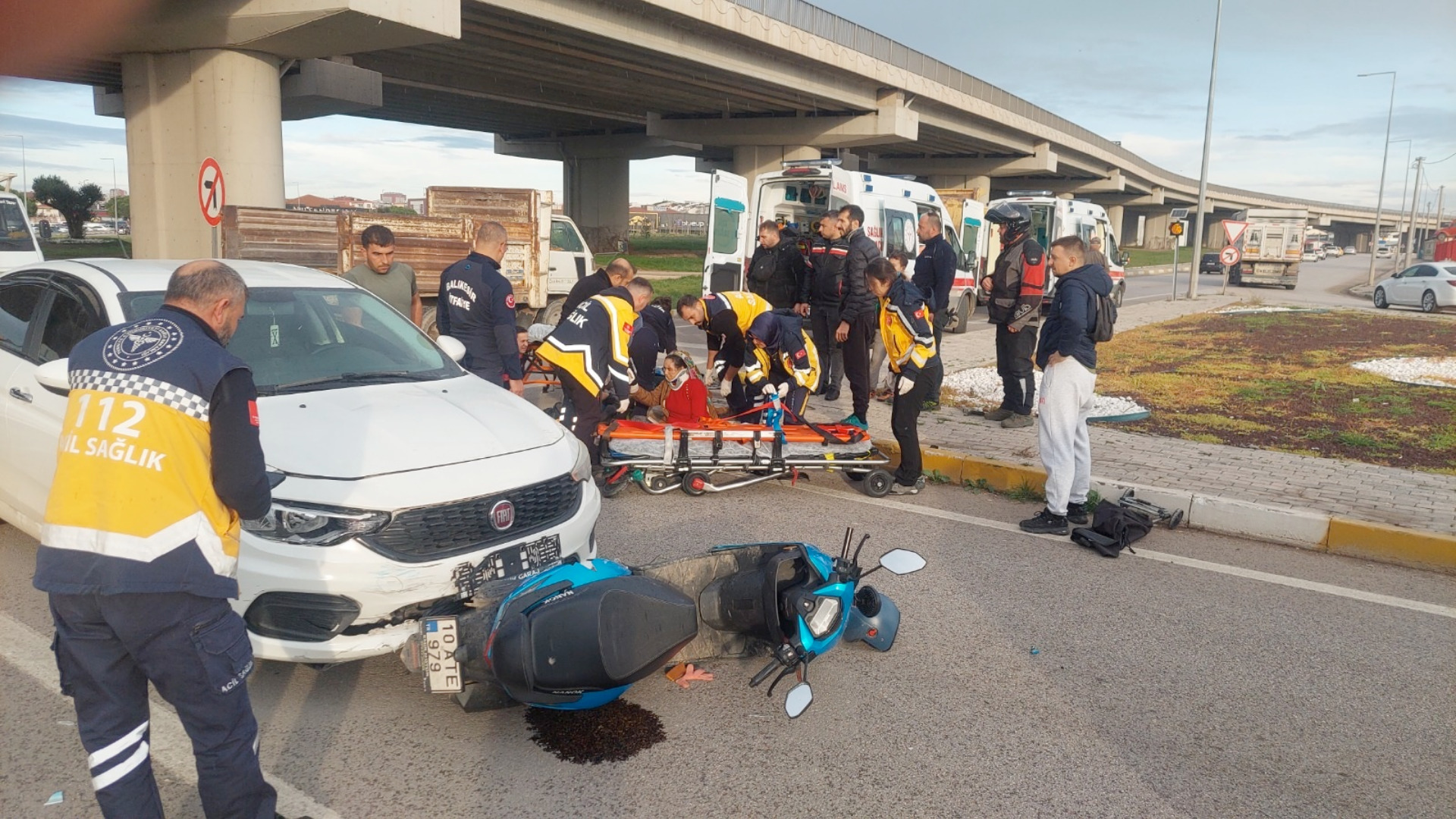 Bandırma'da endişe veren kazada motosiklet uzun mesafe sürüklendi: İki kişi yaralandı.