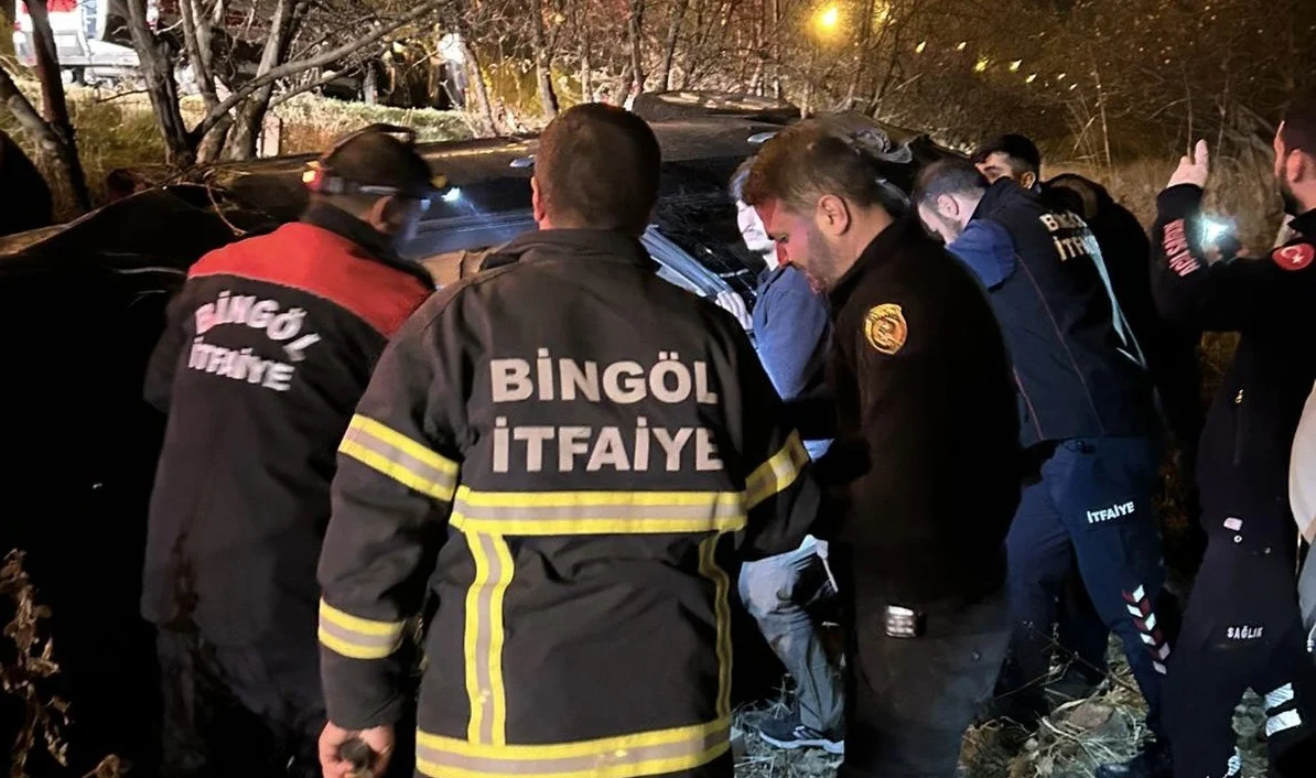 Bingöl'de Aftor Kavşağında Meydana Gelen Kazada 2 Kişi Yaralandı