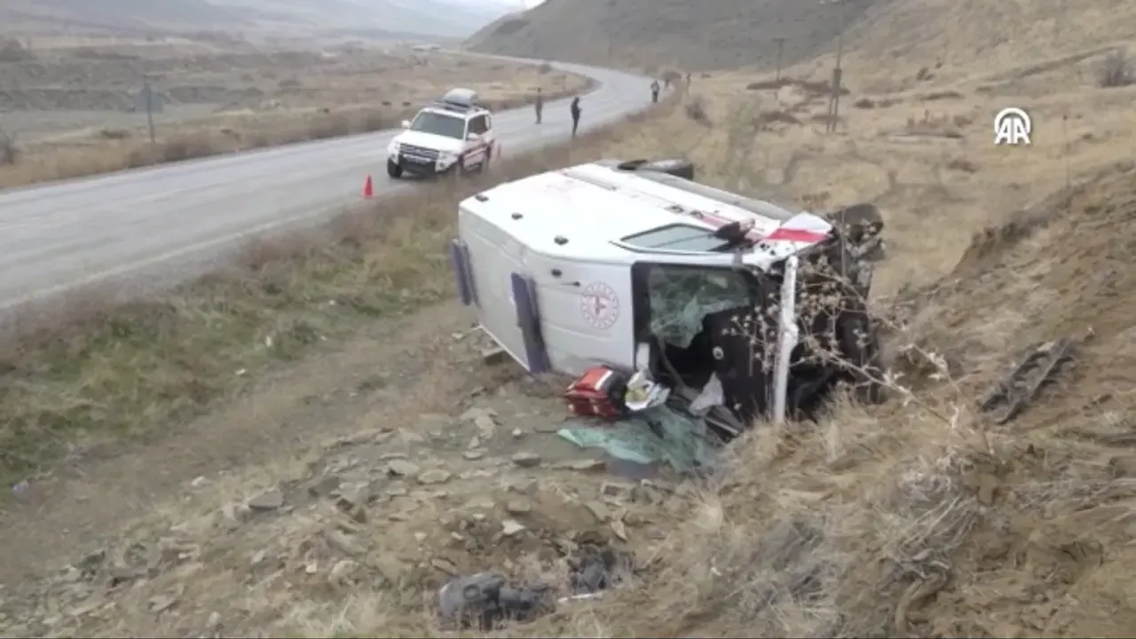 Muş'ta ambulans kaza yaparak 3 personelin yaralanmasına sebep oldu.