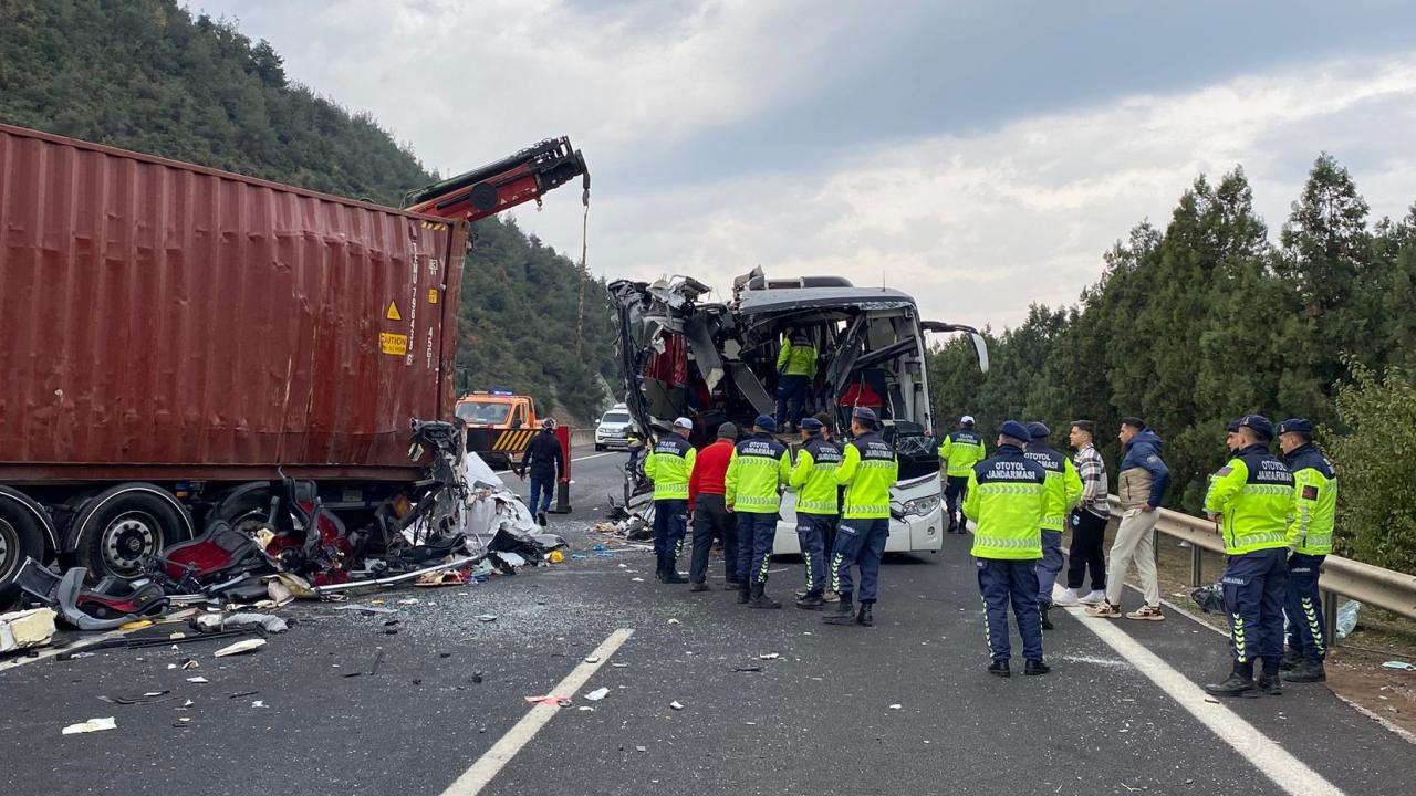 Osmaniye'de otobüs tır ile çarpıştı: 6 kişi hayatını kaybetti, 11 kişi yaralandı.