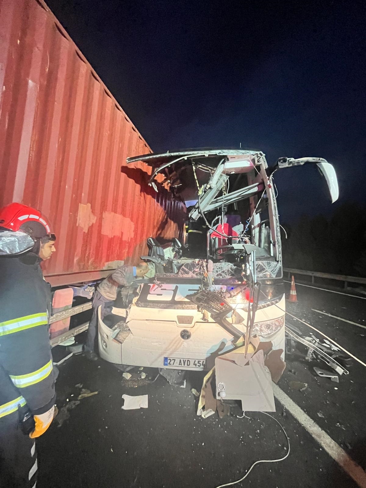 Osmaniye'de otobüs ve TIR çarpıştı: 6 kişi hayatını kaybetti, 11 kişi yaralandı.