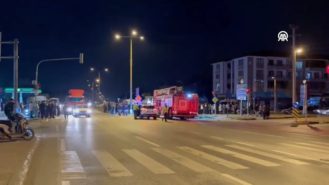 Sakarya Hendek'te gerçekleşen son dakika trafik kazasında 1 ölü, 2 yaralı var.