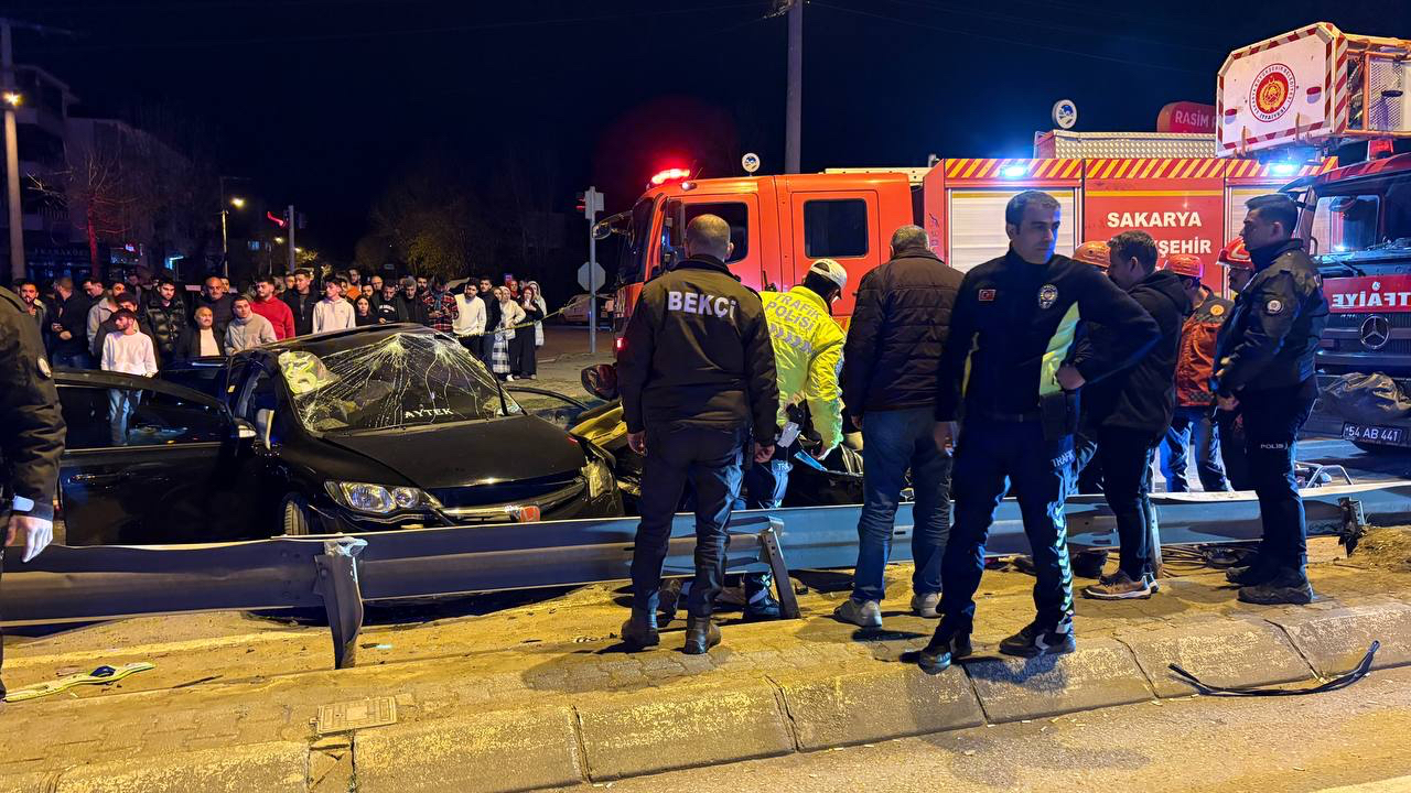 Sakarya'da korkunç kaza: 1 kişi hayatını kaybetti, 2 kişi yaralandı.