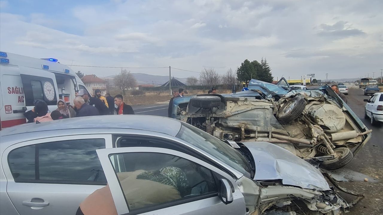 Şuhut'ta gerçekleşen kaza sonucunda 2 çocuk da dahil olmak üzere 7 kişi yaralandı.