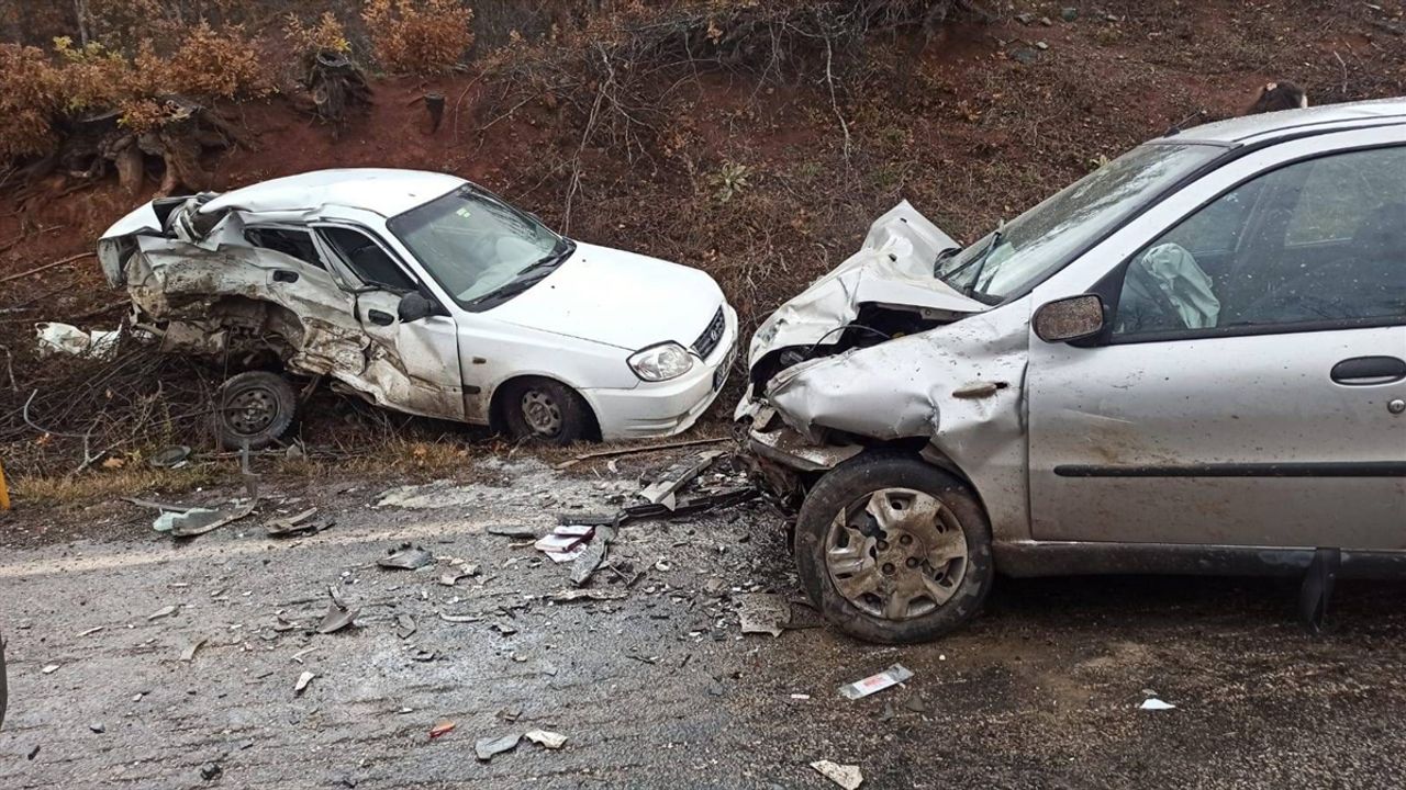 Almus'ta iki araç çarpıştı: 1 ölü, 2 yaralı.