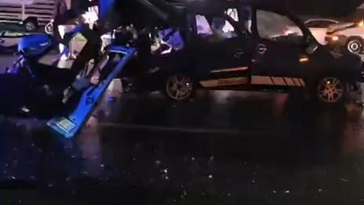 Başakşehir'de zincirleme kaza: 2 kişi hayatını kaybetti, 6 kişi yaralandı.