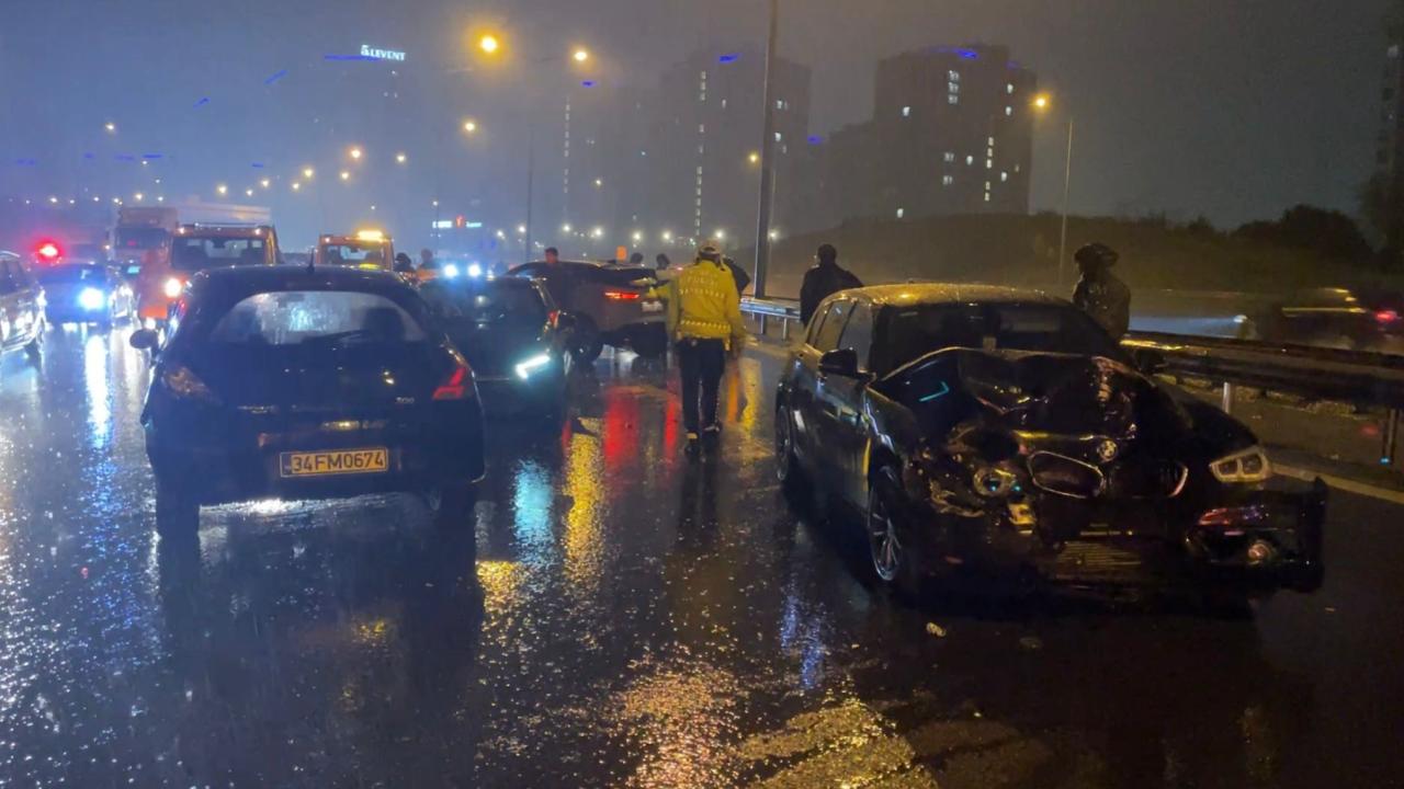 İstanbul'da 7 aracın karıştığı zincirleme trafik kazasında 2 kişi yaralandı.
