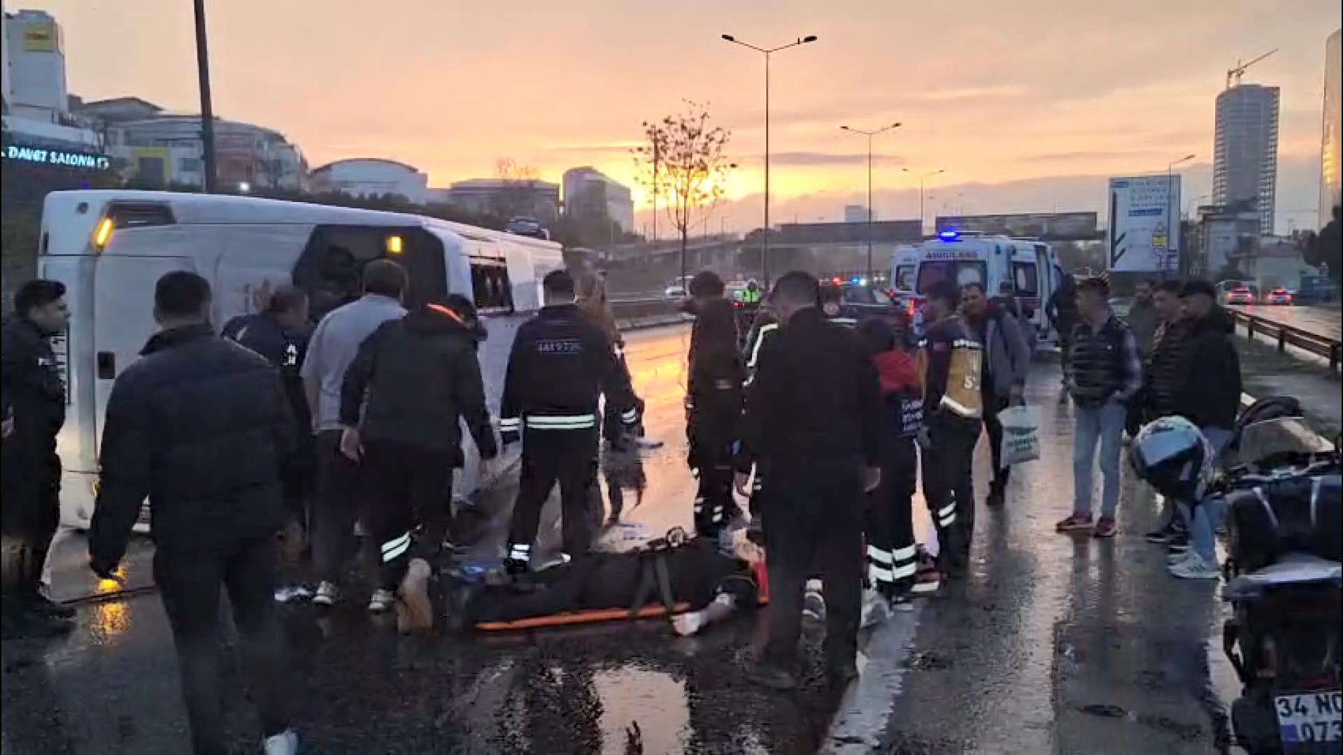 Maltepe'de kaza yapan servis minibüsünde yaralılar var