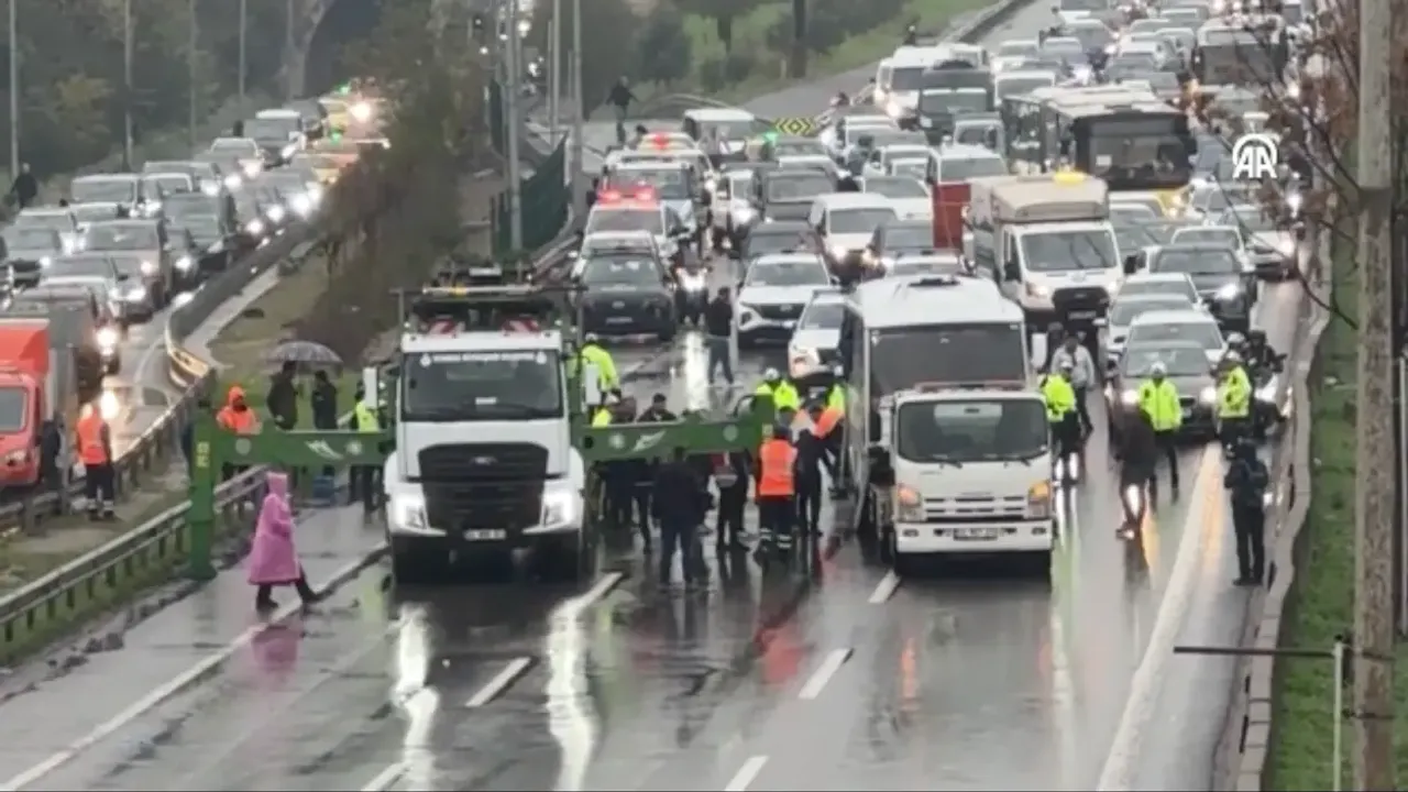 Maltepe'de servis minibüsünün devrilmesiyle meydana gelen kaza çok sayıda yaralı var.