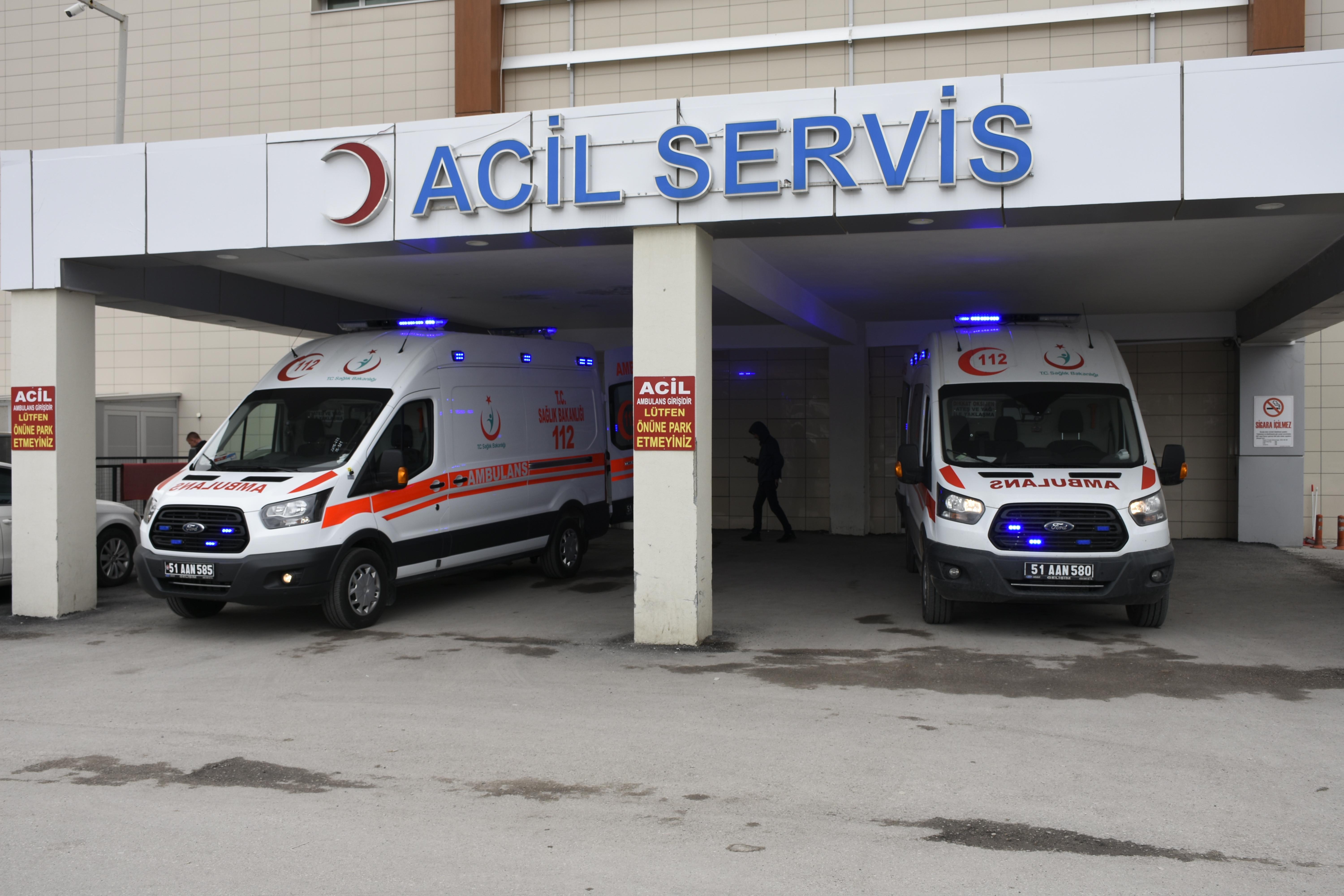 Niğde'de meydana gelen 2 ayrı trafik kazasında toplamda 3 kişi hayatını kaybetti, 4 kişi ise yaralandı.