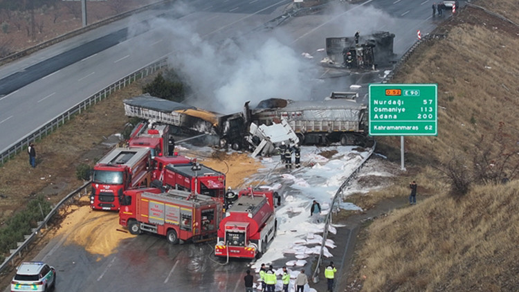 Otomobil Yolunda Korkunç Kaza: 3 kamyon birbirine çarptı ve yangın çıkardı; trafik kilitlendi