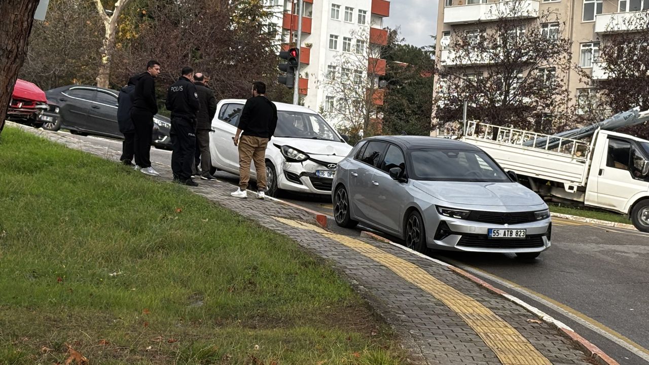 Samsun'da trafik kazasında 3 araç karıştı, 1 kişi yaralandı.