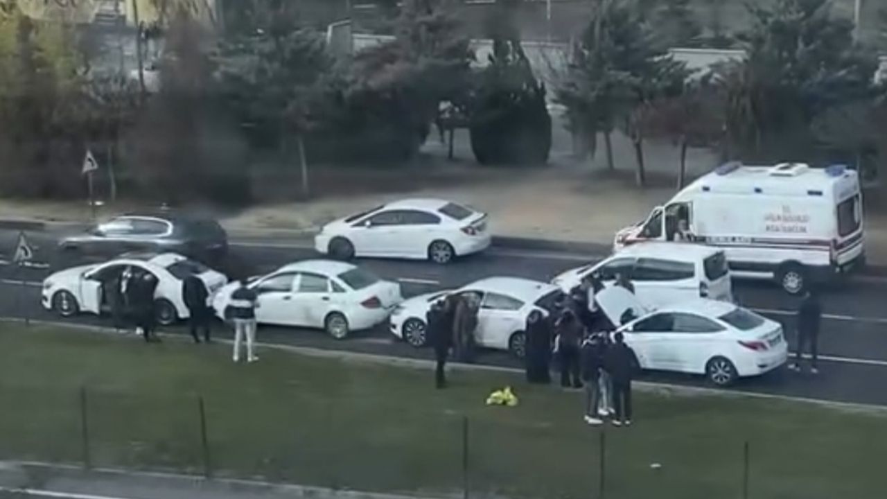 Trafik kazası, 2000 Evler'de üniversite kavşağında 4 aracın karıştığı zincirleme kazada oldu.