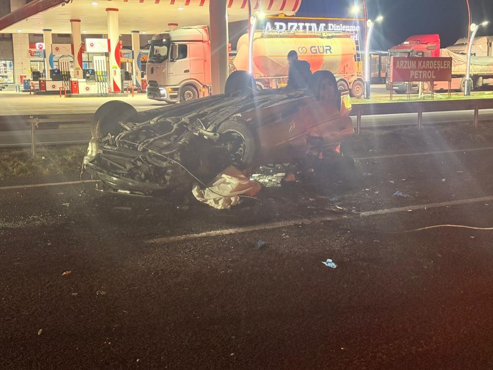 Ankara-Eskişehir yolunda korkunç kaza! Araç tıra çarptı ve devrildi: 1 kişi öldü, 1'i ağır 3 kişi yaralandı.