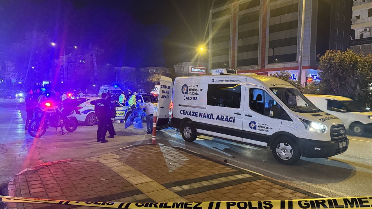 Antalya'da motosikletli, kamyon çarpması sonucu hayatını kaybetti.