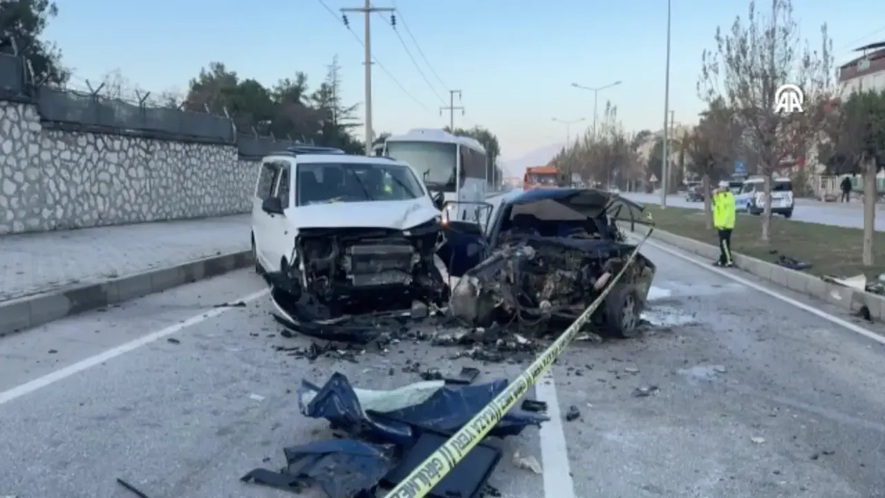 Burdur'da meydana gelen zincirleme kaza: 2 kişi hayatını kaybetti, 1'i ağır olmak üzere 3 kişi yaralandı.