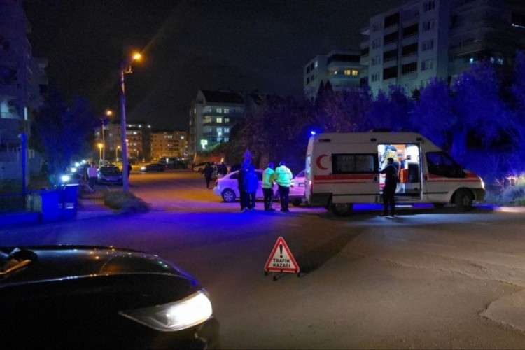 Bursa'da gece geç saatlerde trafik kazasında 2 kişi yaralandı...
