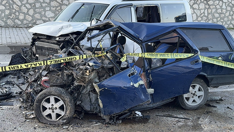 Fecî kazada 3 araç çarpıştı, 2 kişi yaşamını yitirdi.