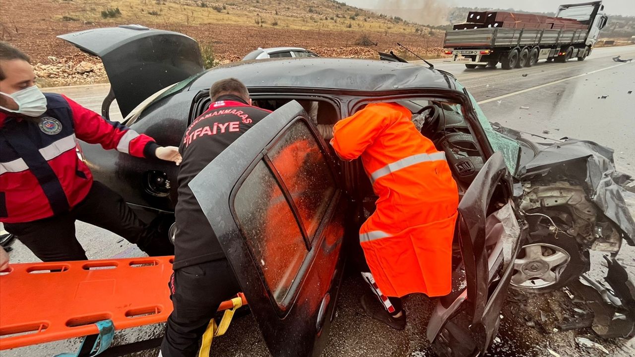 Kahramanmaraş Pazarcık'ta iki aracın karıştığı trafik kazasında 1 kişi hayatını kaybetti, 2 kişi yaralandı.