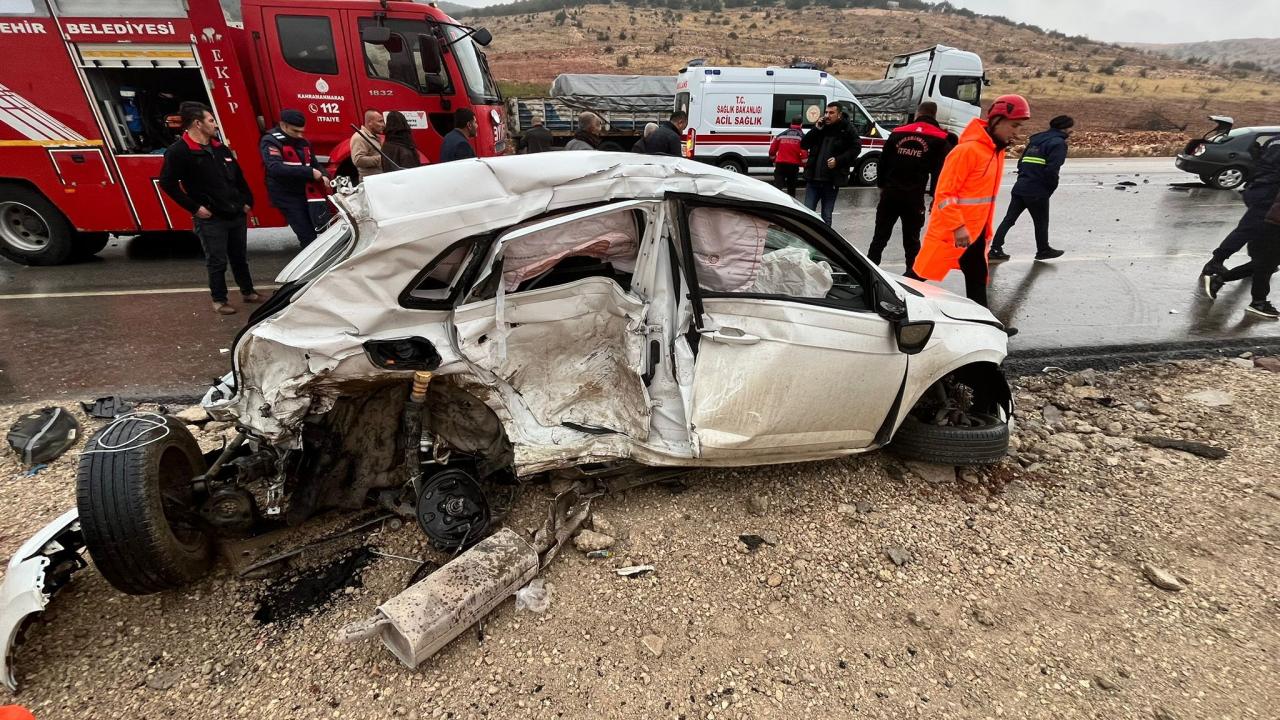 Kahramanmaraş'ta 2 araç çarpıştı: 1 kişi hayatını kaybetti.