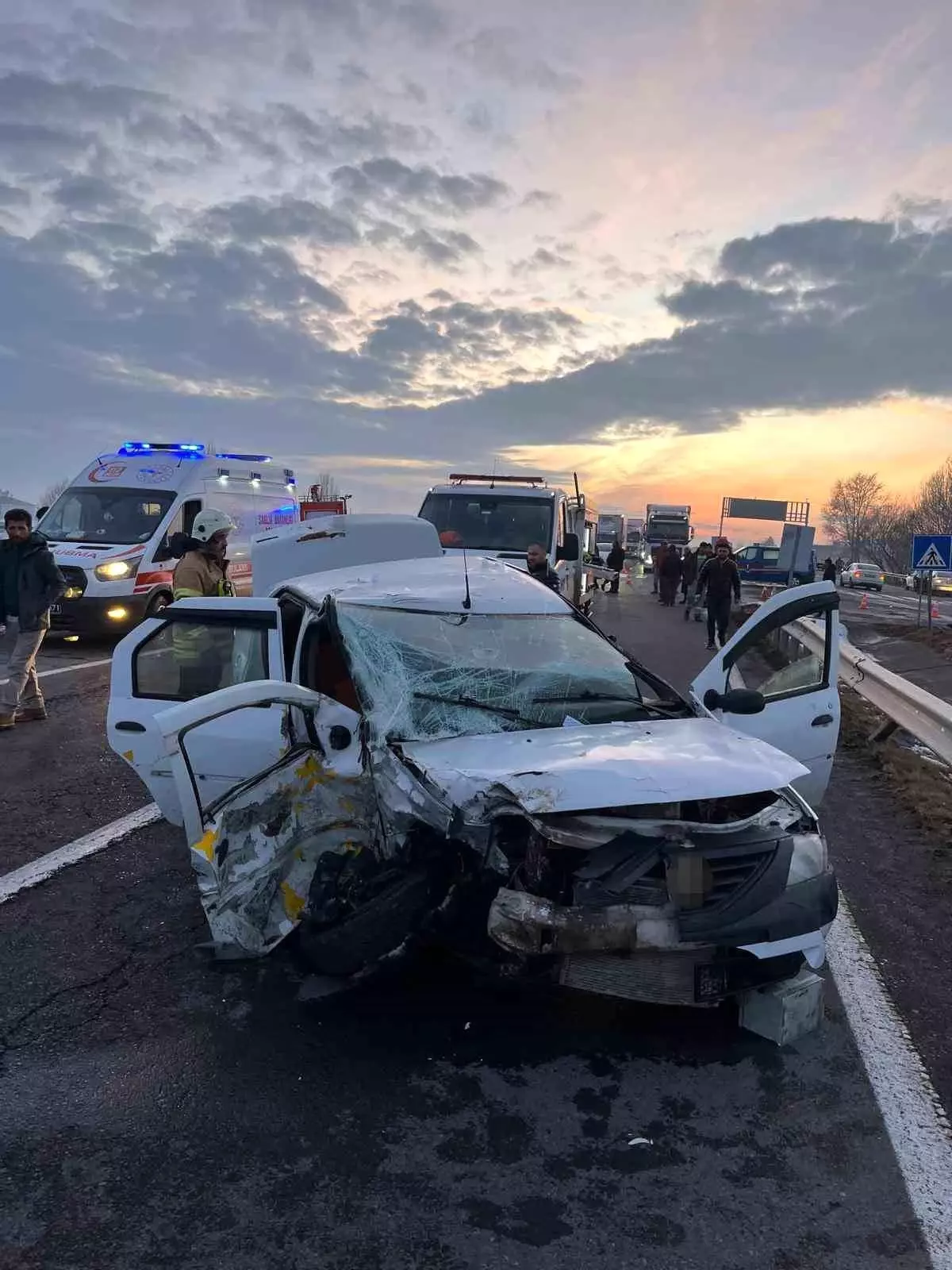 Kars'ta trafik kazası sonucu 3 kişi yaralandı.