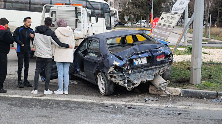 Kütahya çevre yolunda 4 aracın karıştığı kaza sonucu 4 kişi yaralandı.