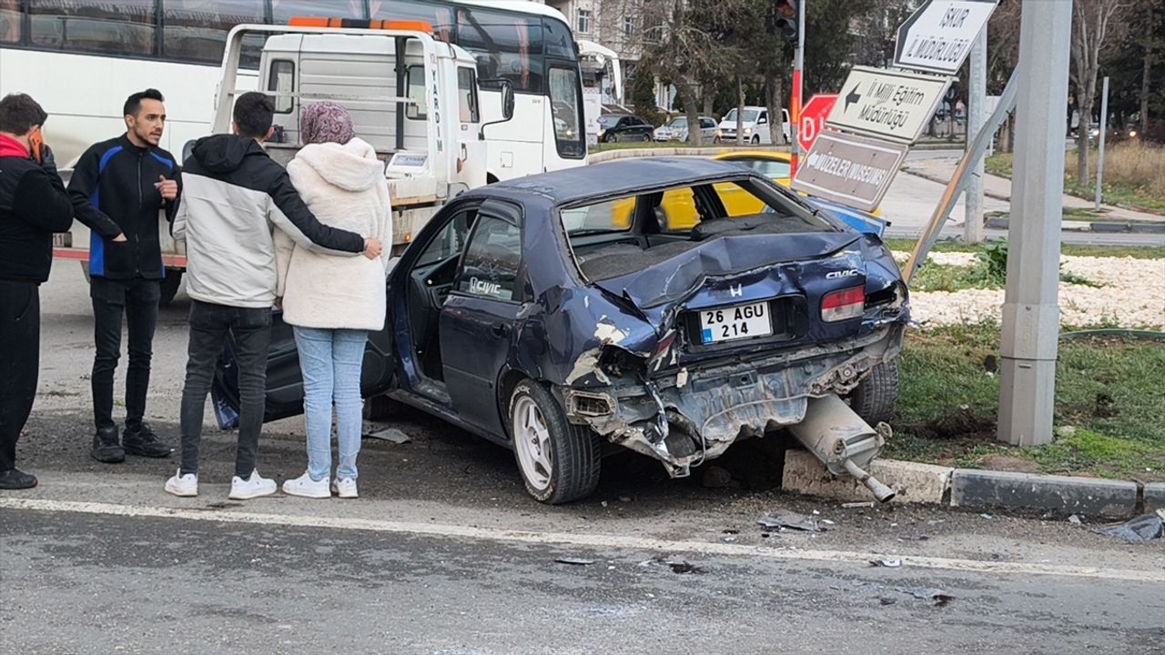 Kütahya çevre yolunda otobüsün de karıştığı zincirleme kaza sonucu 4 kişi yaralandı.