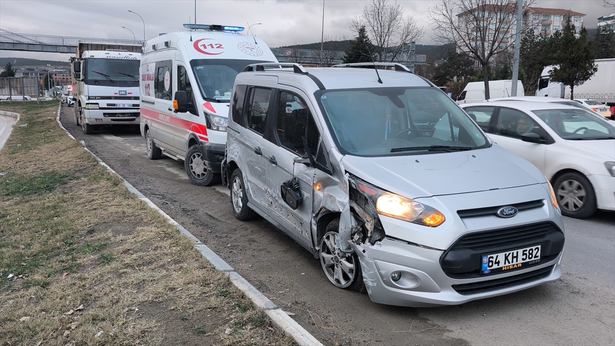 Kütahya'da birbirini takip eden bir trafik kazasında 4 kişi yaralandı.