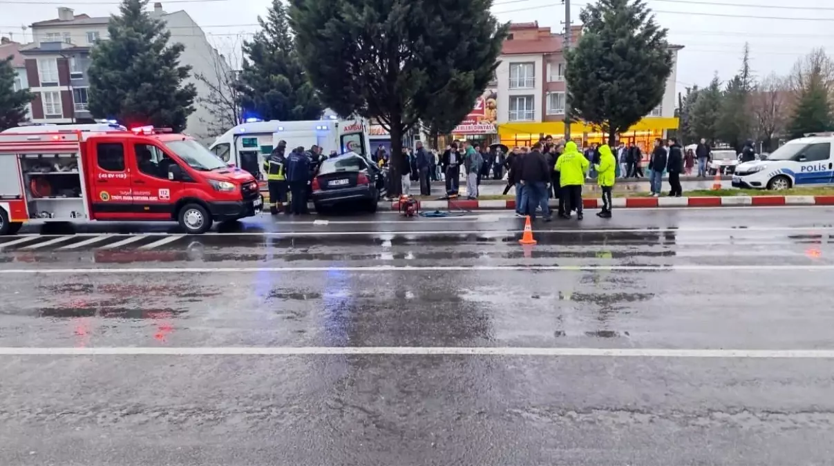 Kütahya'da Trafik Kazası İle 2 Kişi Yaralandı.