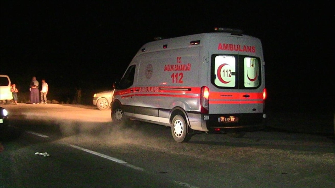 Minibüs, dereye yuvarlandı, şoför öldü.