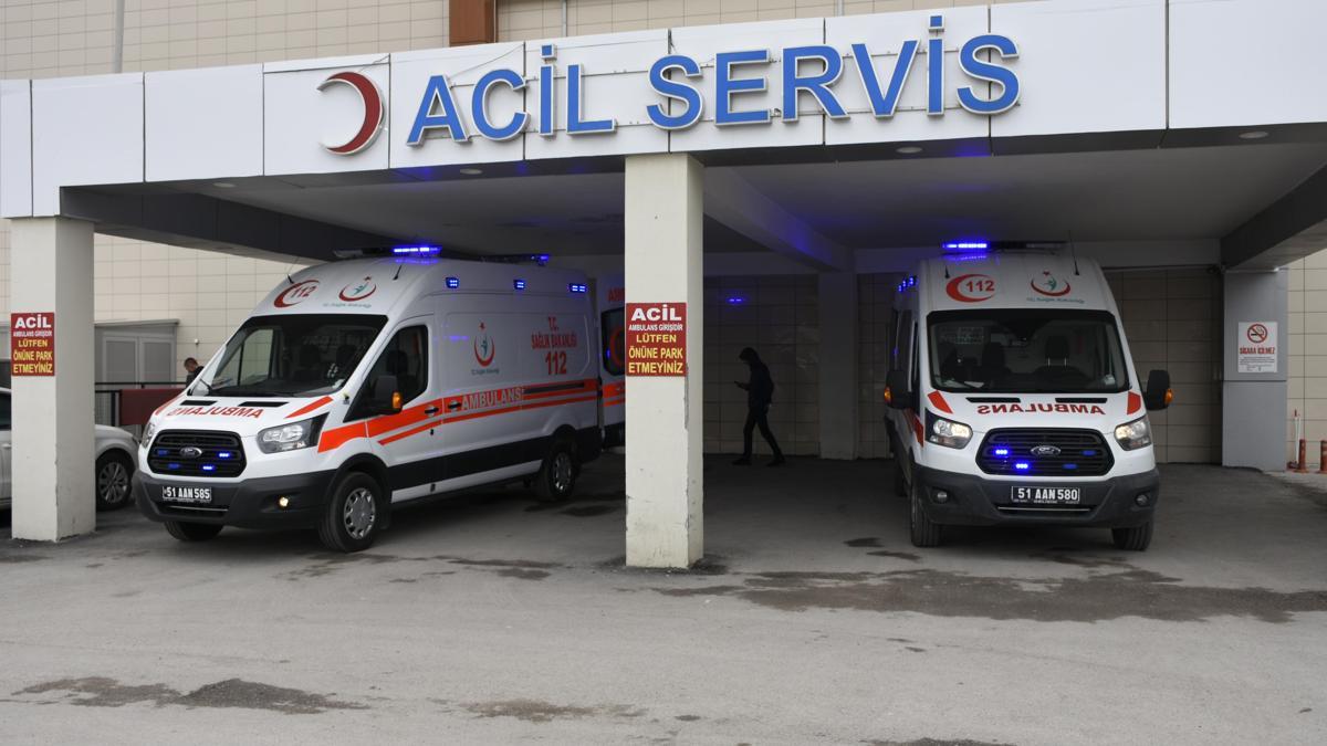 Niğde'de meydana gelen iki trafik kazasında toplam 3 kişi hayatını kaybetti, 4 kişi de yaralandı.