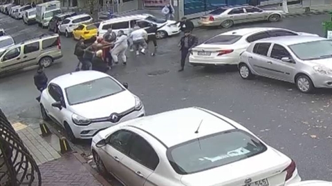 Yumruklar, trafik kazasının ardından İstanbul'da kavgaya tutuştu.