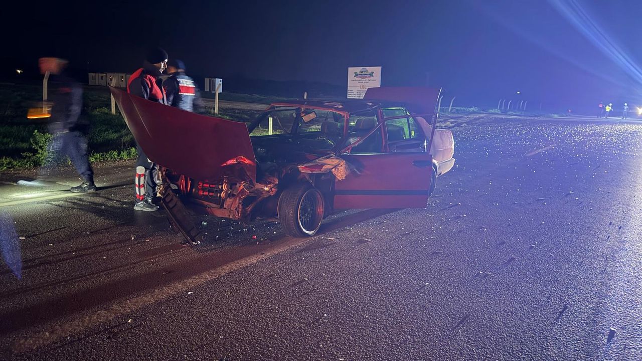 Bayramiç'te araba ile motosikletin karıştığı trafik kazasında 3 kişi yaralandı.