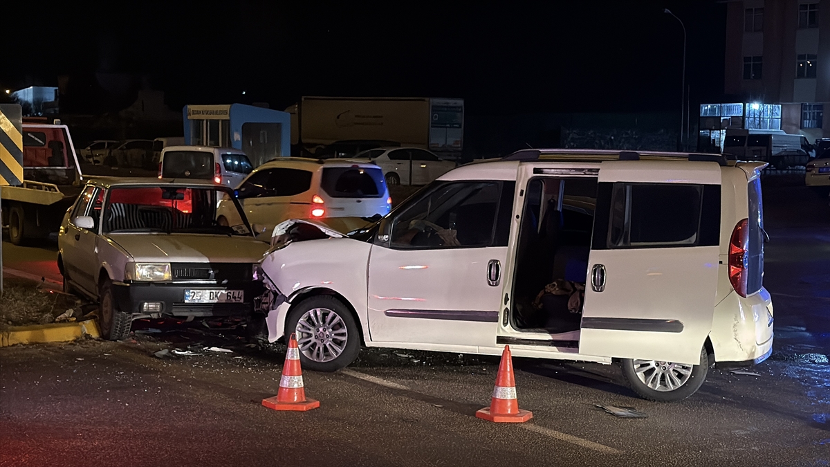 Erzurum'da ardışık kaza sonucu 2 kişi yaralandı.
