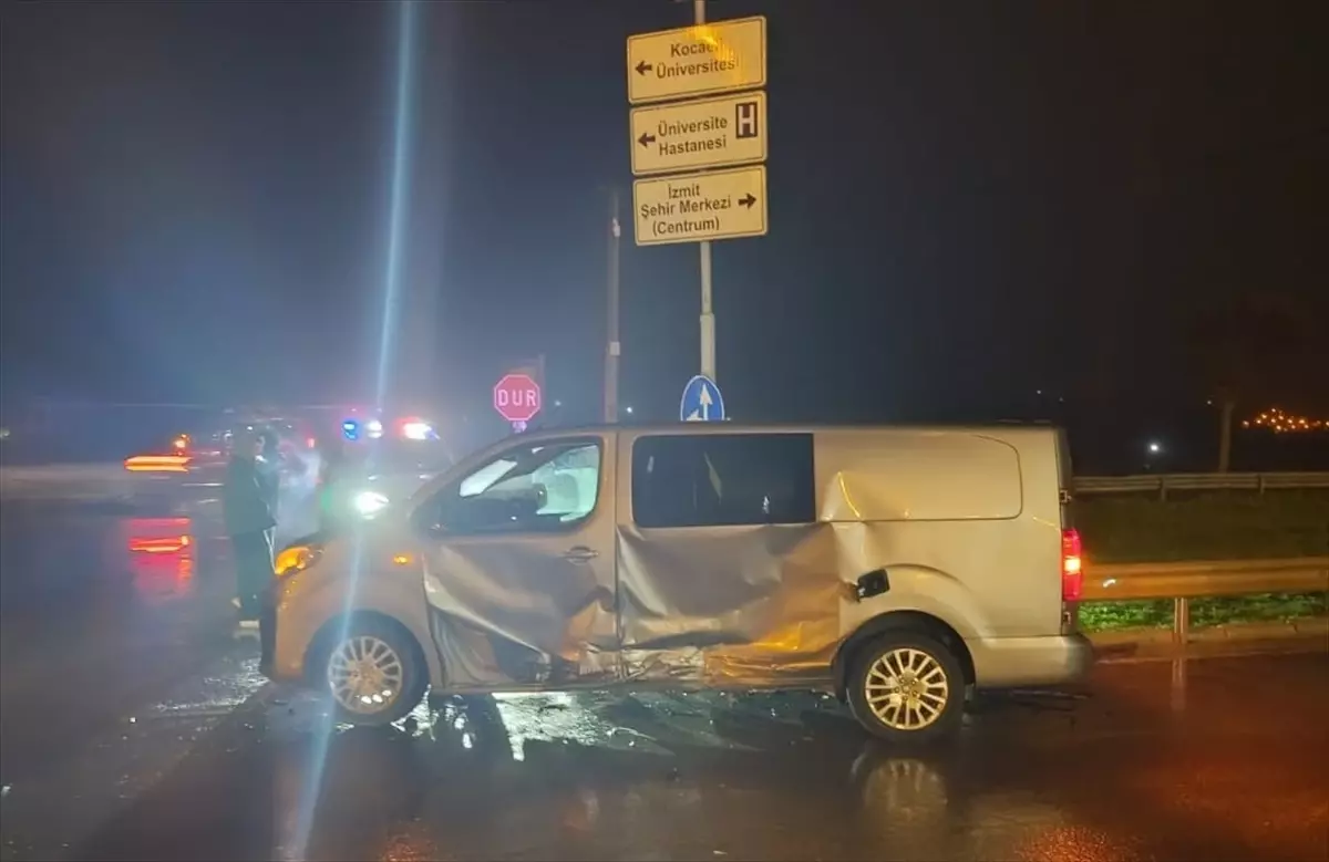İzmit'te trafik olayında 3 kişi yaralandı.
