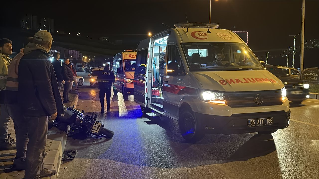 Samsun'un Atakum ilçesinde ticari araçla motosikletin çarpışması sonucu 2 yaralı var.